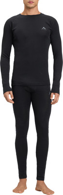 Ein Mann in schwarzer Thermounterwäsche mit langen Ärmeln und Leggings. Ein Mann in schwarzer Thermounterwäsche mit langen Ärmeln und Leggings.