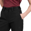 Detail einer schwarzen Hose für Damen mit Gürtel und Eingrifftaschen.