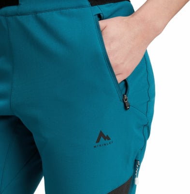 Detail einer Hose mit McKinley-Logo und Reißverschlusstasche.