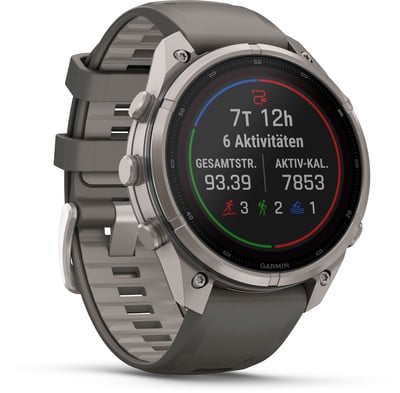 Eine graue Garmin Smartwatch mit Zifferblatt, das sportliche Aktivitäten anzeigt. Eine graue Garmin Smartwatch mit Zifferblatt, das sportliche Aktivitäten anzeigt.