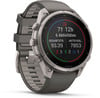 Eine graue Garmin Smartwatch mit Zifferblatt, das sportliche Aktivitäten anzeigt.