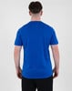 Mann in blauem T-Shirt und schwarzer Hose von hinten.