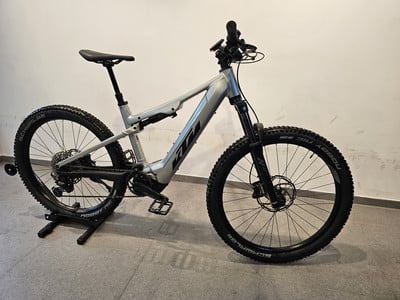 Ein graues KTM E-Mountainbike mit Vollfederung auf einem Ständer.