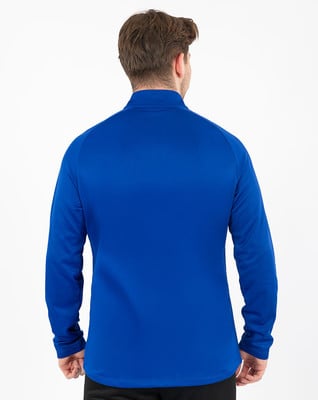 Rückansicht eines Mannes in einem blauen Langarmshirt mit Stehkragen. Rückansicht eines Mannes in einem blauen Langarmshirt mit Stehkragen.