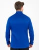 Rückansicht eines Mannes in einem blauen Langarmshirt mit Stehkragen.
