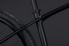 Detail eines schwarzen Mountainbike-Rahmens mit Reifen und Sattelstütze.