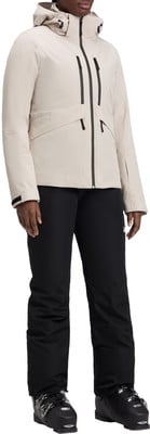 Skianzug mit beige Jacke und schwarzer Hose, inklusive Skischuhe.