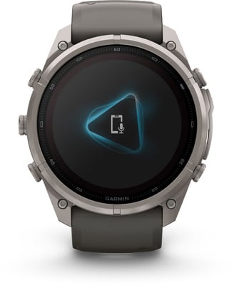 Eine Garmin Smartwatch mit rundem Display und einem Mikrofonsymbol.