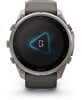Eine Garmin Smartwatch mit rundem Display und einem Mikrofonsymbol.
