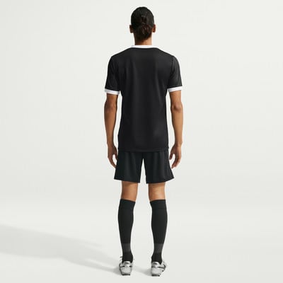 Ein Mann in schwarzem Fußballtrikot und Shorts steht mit dem Rücken. Ein Mann in schwarzem Fußballtrikot und Shorts steht mit dem Rücken.