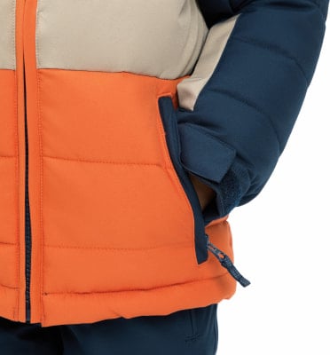 Detail einer Jacke mit orangefarbenem und beigem Oberteil und dunkelblauem Ärmelteil. Detail einer Jacke mit orangefarbenem und beigem Oberteil und dunkelblauem Ärmelteil.