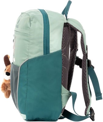 Grüner Rucksack mit einem Eichhörnchen-Plüschtier an der Seite.
