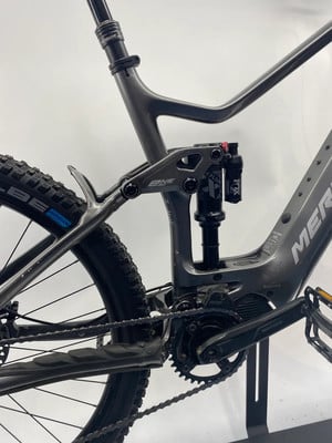Federung eines E-Mountainbikes mit Fox-Dämpfer und Shimano-Antrieb. Federung eines E-Mountainbikes mit Fox-Dämpfer und Shimano-Antrieb.