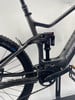 Federung eines E-Mountainbikes mit Fox-Dämpfer und Shimano-Antrieb.