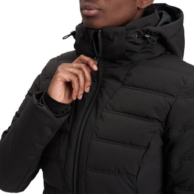 Detail einer Damen-Daunenjacke in Schwarz mit Kapuze und Reißverschluss.