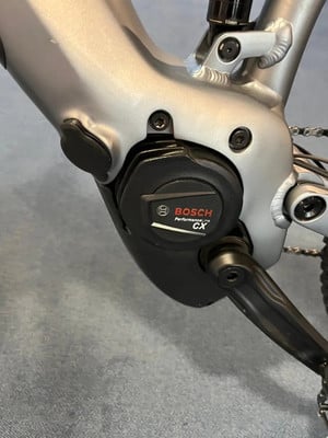 Detail eines E-Bikes mit Bosch Performance Line CX Motor. Detail eines E-Bikes mit Bosch Performance Line CX Motor.