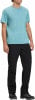 Ein Mann in einem blauen T-Shirt und schwarzer Hose mit Stiefeln.