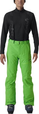 Ein Mann in einem schwarzen Rollkragenpullover und grüner Skihose mit Hosenträgern. Ein Mann in einem schwarzen Rollkragenpullover und grüner Skihose mit Hosenträgern.