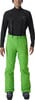 Ein Mann in einem schwarzen Rollkragenpullover und grüner Skihose mit Hosenträgern.