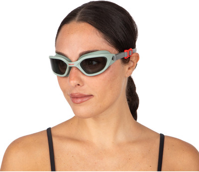 Eine Frau mit hellgrüner Schwimmbrille und dunklen Gläsern.