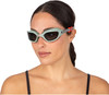 Eine Frau mit hellgrüner Schwimmbrille und dunklen Gläsern.