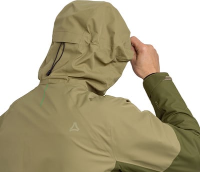 Rückansicht einer Khaki-Jacke mit Kapuze und grünen Details am Ärmel. Rückansicht einer Khaki-Jacke mit Kapuze und grünen Details am Ärmel.