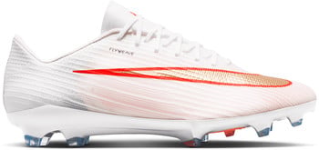 Weiße Nike Fußballschuhe mit rot-goldenem Swoosh und weißen Schnürsenkeln.