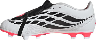 Weißer Fußballschuh mit schwarzen Streifen und pinker Sohle.