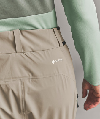 Detail einer Hose mit GORE-TEX-Logo und gelbem Bund. Detail einer Hose mit GORE-TEX-Logo und gelbem Bund.