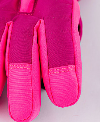 Detail von Handschuhen aus rosa und dunkelrosa Stoff mit Nähten. Detail von Handschuhen aus rosa und dunkelrosa Stoff mit Nähten.