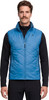 Ein Mann mit Schnurrbart trägt eine blaue Daunenweste und einen schwarzen Rollkragenpullover.