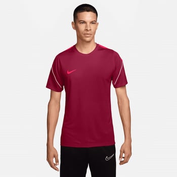 Ein Mann in einem dunkelroten Nike-T-Shirt mit weißen Streifen an den Ärmeln.