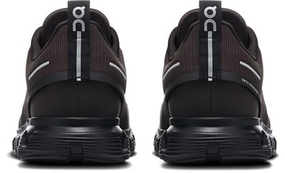 Rückansicht von schwarzen Laufschuhen mit reflektierenden Elementen und Logo. Rückansicht von schwarzen Laufschuhen mit reflektierenden Elementen und Logo.