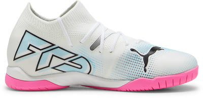 Weißer Puma Fußballschuh mit pinker Sohle und blauen Details.