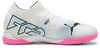 Weißer Puma Fußballschuh mit pinker Sohle und blauen Details.