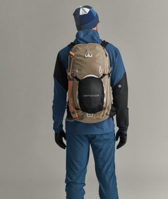 Ein Mann in Winterkleidung mit Rucksack und Eispickel auf dem Rücken. Ein Mann in Winterkleidung mit Rucksack und Eispickel auf dem Rücken.