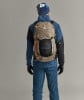 Ein Mann in Winterkleidung mit Rucksack und Eispickel auf dem Rücken.