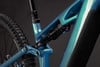 Detail der Hinterradaufhängung eines Mountainbikes mit Fox-Dämpfer.