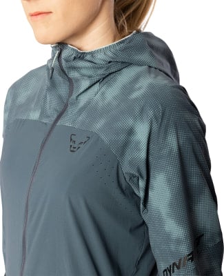 Damenjacke mit Kapuze, bedruckt und mit Dynafit-Logo am Ärmel. Damenjacke mit Kapuze, bedruckt und mit Dynafit-Logo am Ärmel.