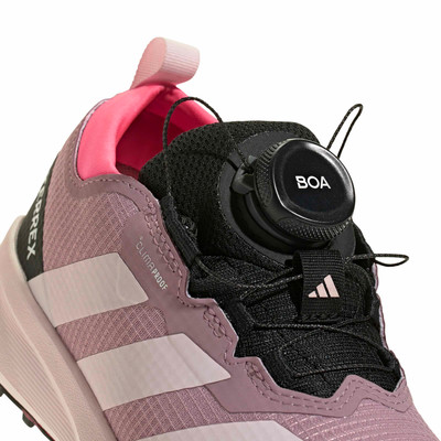 Rosa Damen-Wanderschuh von Adidas mit BOA-System und Climaproof-Aufschrift. Rosa Damen-Wanderschuh von Adidas mit BOA-System und Climaproof-Aufschrift.