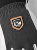 Detail des HESTRA-Logos mit Bergen und dem Jahr 1936 auf einem Handschuh.