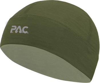 Grüne Mütze mit PAC-Logo.