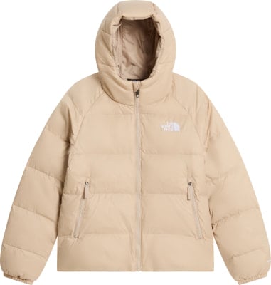 Eine beige Daunenjacke von The North Face mit Kapuze und Logo auf der Brust.