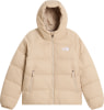 Eine beige Daunenjacke von The North Face mit Kapuze und Logo auf der Brust.