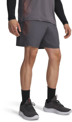 Graue Herrenshorts mit orangefarbenem Muster, schwarzen Socken und Schuhen. Graue Herrenshorts mit orangefarbenem Muster, schwarzen Socken und Schuhen.