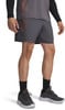 Graue Herrenshorts mit orangefarbenem Muster, schwarzen Socken und Schuhen.