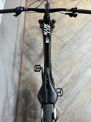 Draufsicht auf ein modernes schwarzes Mountainbike mit Display am Lenker. Draufsicht auf ein modernes schwarzes Mountainbike mit Display am Lenker.