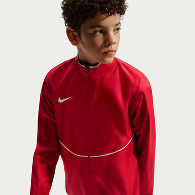 Junge in roter Jacke mit weißem Nike-Logo und weißem Streifen. Junge in roter Jacke mit weißem Nike-Logo und weißem Streifen.