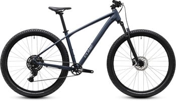 Cube Mountainbike mit dunkelblauem Rahmen und Federgabel.