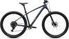 Cube Mountainbike mit dunkelblauem Rahmen und Federgabel.